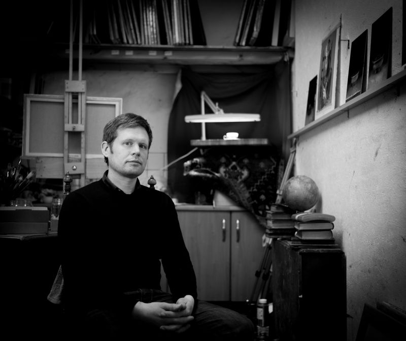 Andrew Sinclair in his studio. portrait by kevin swift